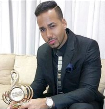 Romeo Santos rocking HEX TIE CHROMA after winning 6 Premio lo Nuestro